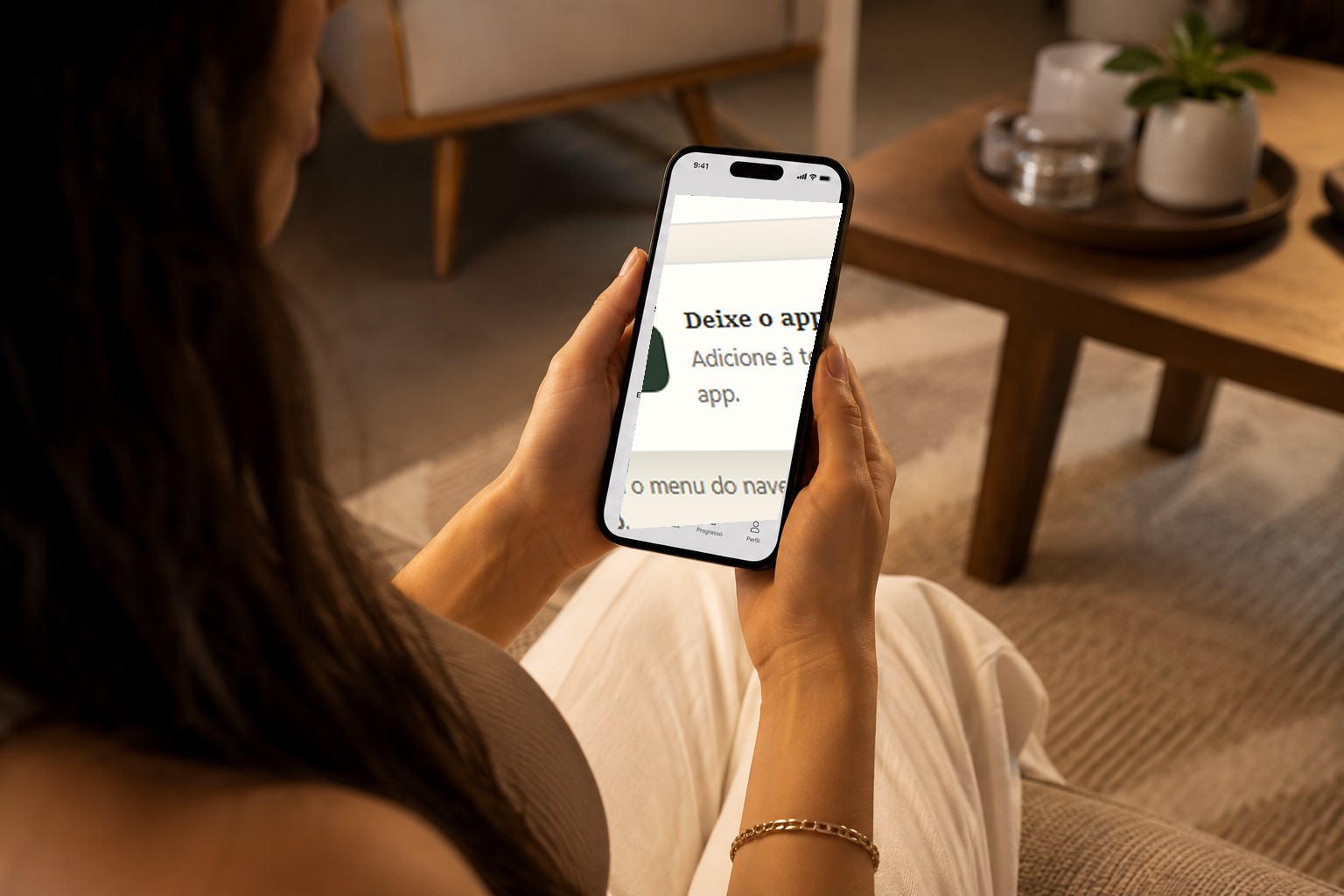 Gestante segurando o celular com o app do Guia da Gestação Segura aberto na tela
